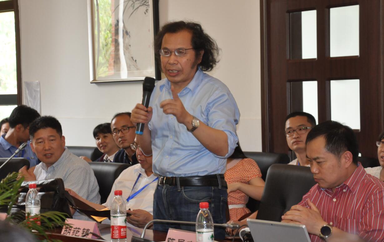 上海市语文学会会长、《华东师大学报（哲社版）》前主编、《当代修辞学》编委会主任胡范铸